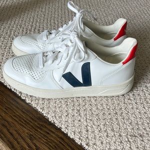 Women’s Veja sneakers - size 8/ EUR 39